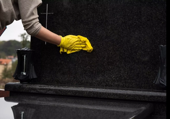 Entretien de tombe en sud-Ardèche, entretien de tombe a Grospierres, Aubenas, Largentière, roms, vallon pont d'arc
